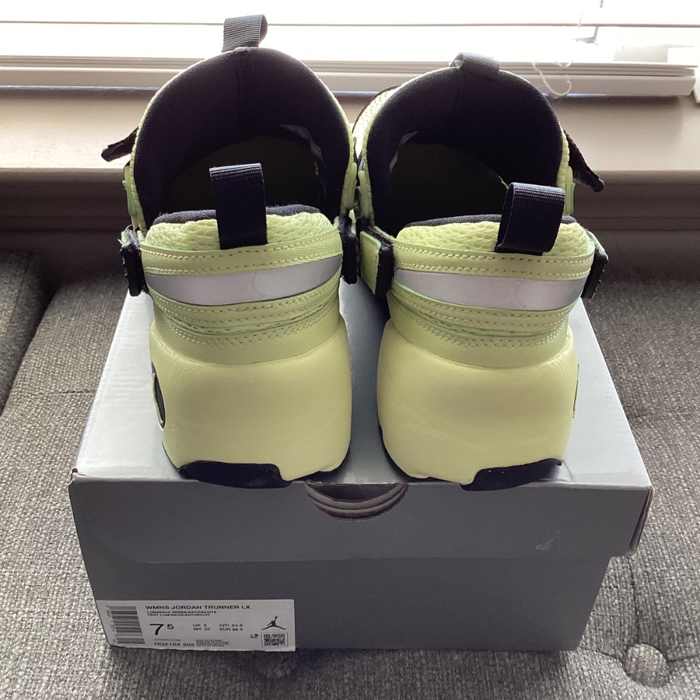 Jordan Trunner LX Sneaker (Women) 7.5M - Picture 4 of 13